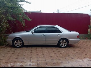 2001 Mercedes-Benz E-Класс 240 II (W210, S210) Рестайлинг, белый, 550000 рублей, вид 4