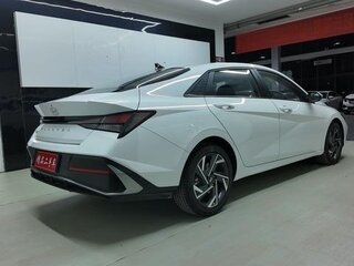 2025 Hyundai Elantra VII (CN7) Рестайлинг, серебристый, 2000000 рублей, вид 4