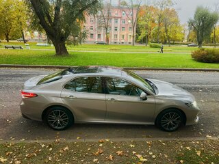 2023 Toyota Camry VIII (XV70) Рестайлинг, серебристый, 3770000 рублей, вид 3