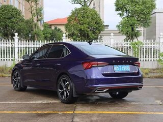 2022 Skoda Octavia IV (A8), фиолетовый, 2370000 рублей, вид 4