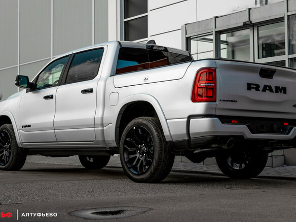 2026 Ram 1500 Crew Cab V Рестайлинг, серебристый, 10290000 рублей - вид 4