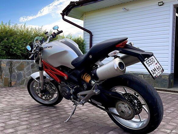 2009 Ducati Monster 1100, серый, 750000 рублей - вид 4