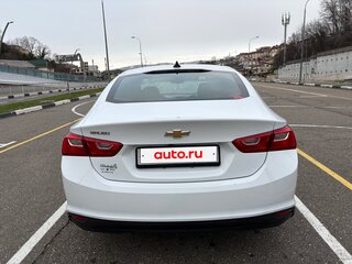 2020 Chevrolet Malibu IX Рестайлинг, белый, 1400000 рублей, вид 4