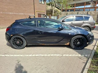 2012 Opel Astra GTC J Рестайлинг, чёрный, 600000 рублей, вид 1