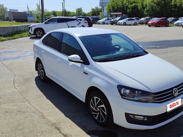 2018 Volkswagen Polo V Рестайлинг, белый, 630000 рублей - вид 2