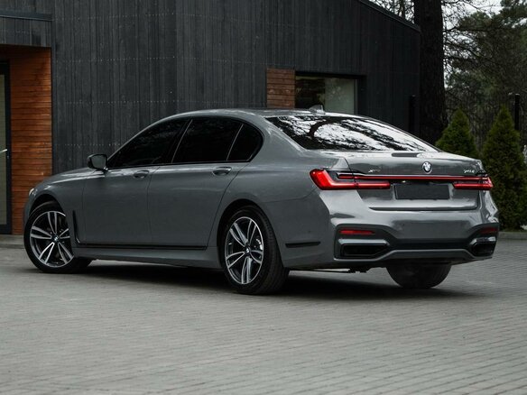 2021 BMW 7 серии Long 740Li xDrive VI (G11/G12) Рестайлинг, серый, 5400000 рублей - вид 5