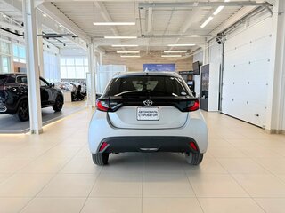 2020 Toyota Yaris IV, серый, 1179000 рублей, вид 5