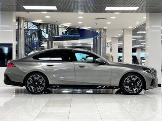 2025 BMW 5 серии 530i xDrive VIII (G60/G61/G68), коричневый, 9098000 рублей, вид 5