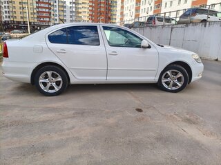 2011 Skoda Octavia II (A5) Рестайлинг, белый, 700000 рублей, вид 4