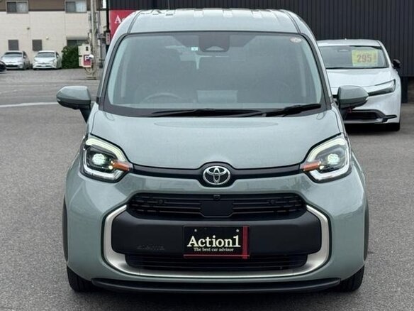 2023 Toyota Sienta III, зелёный - вид 1