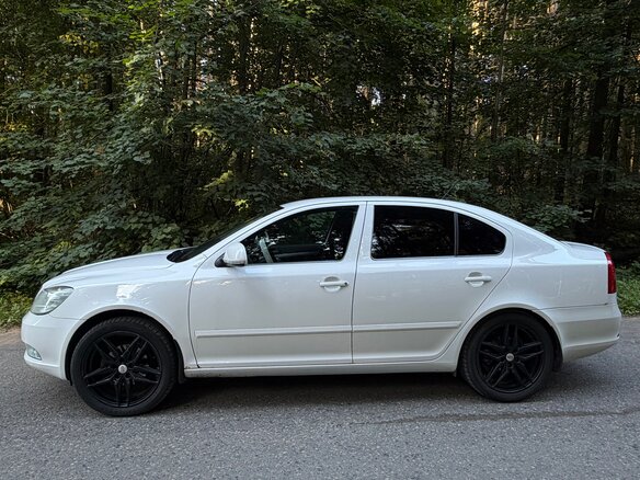2013 Skoda Octavia II (A5) Рестайлинг, белый, 1000000 рублей - вид 3
