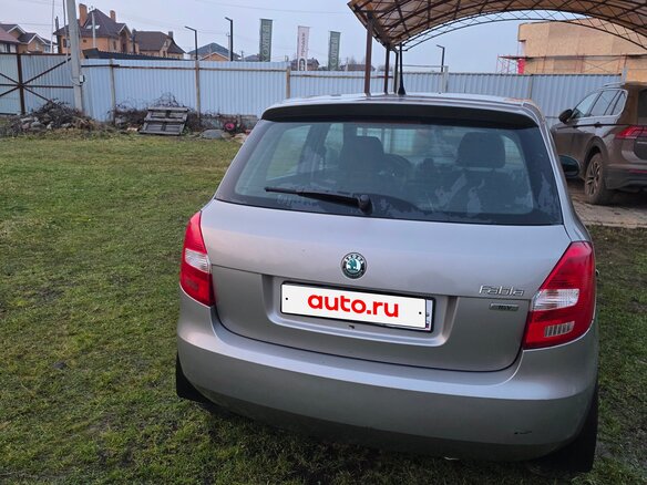 2011 Skoda Fabia II Рестайлинг, серебристый, 650000 рублей - вид 2