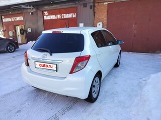 2012 Toyota Vitz III (XP130), белый, 835000 рублей, вид 2