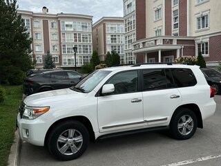 2012 Toyota Land Cruiser 200 Series Рестайлинг 1, белый, 4750000 рублей, вид 3