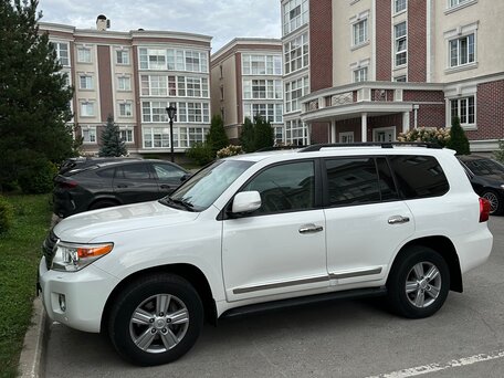 2012 Toyota Land Cruiser 200 Series Рестайлинг 1, белый, 4750000 рублей, вид 3