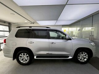 2015 Toyota Land Cruiser 200 Series Рестайлинг 2, серебристый, 4050000 рублей, вид 4