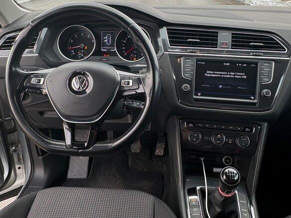 2017 Volkswagen Tiguan II, серебристый, 2100000 рублей - вид 5