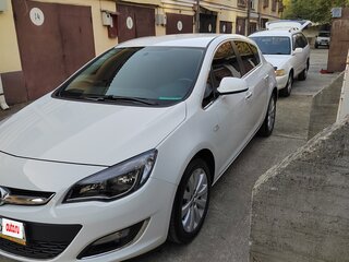 2012 Opel Astra J Рестайлинг, белый, 1680000 рублей, вид 1