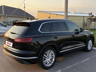 2020 Volkswagen Touareg III, чёрный, 6000000 рублей, вид 2