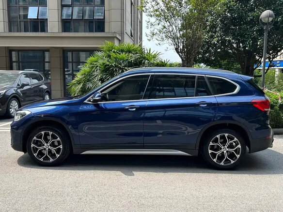 2020 BMW X1 18i sDrive II (F48) Рестайлинг, синий - вид 3