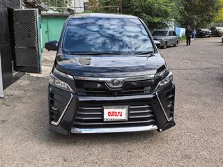 2017 Toyota Voxy III (R80), чёрный, 2400000 рублей, вид 1