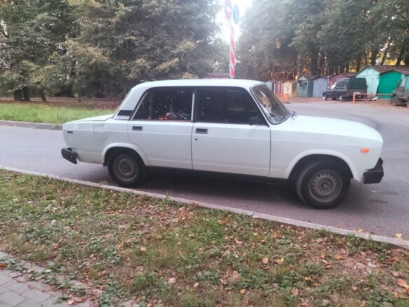 2002 Lada (ВАЗ) 2105, белый, 115000 рублей - вид 3