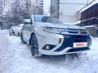2018 Mitsubishi Outlander PHEV III Рестайлинг 2, серебристый, 2350000 рублей, вид 2
