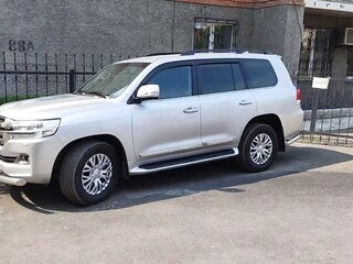 2015 Toyota Land Cruiser 200 Series Рестайлинг 2, серебристый, 6500000 рублей, вид 3