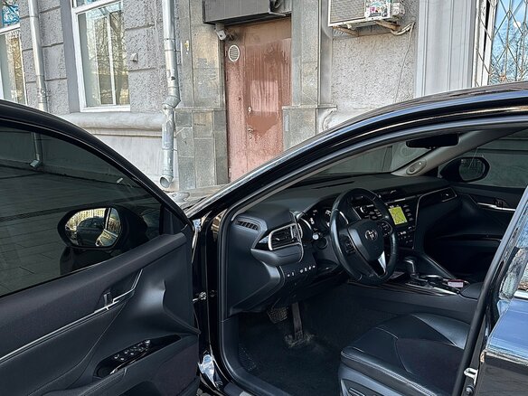 2020 Toyota Camry VIII (XV70), чёрный, 2800000 рублей - вид 12