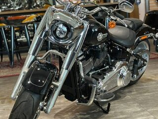 2023 Harley-Davidson Fat Boy, чёрный, 3300000 рублей, вид 2