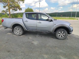 2014 Mitsubishi L200 IV Рестайлинг, серебристый, 850000 рублей, вид 3