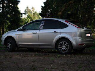 2010 Ford Focus II Рестайлинг, серебристый, 500000 рублей, вид 4