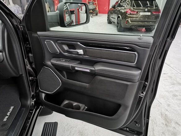 2019 Ram 1500 Crew Cab V, чёрный - вид 11
