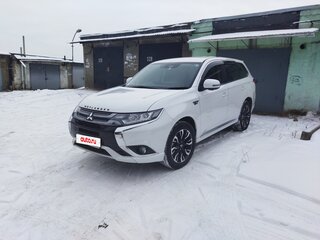 2018 Mitsubishi Outlander PHEV III Рестайлинг 3, белый, 2500000 рублей, вид 1