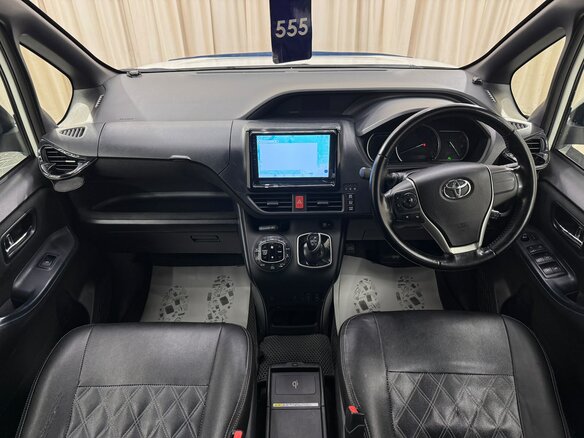 2015 Toyota Voxy III (R80), белый, 1699000 рублей - вид 16