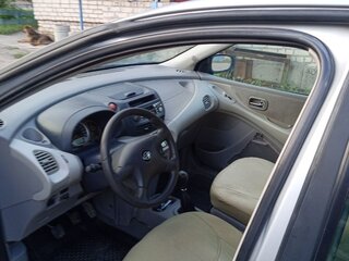 2001 Nissan Almera Tino I, серебристый, 600000 рублей, вид 5