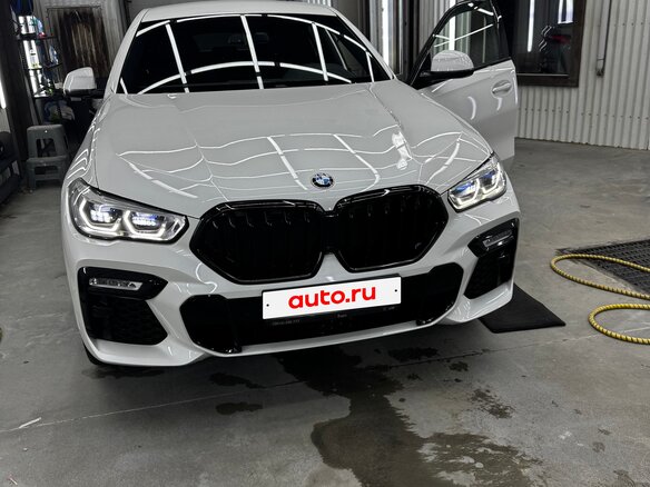 2021 BMW X6 40i III (G06), белый, 8590000 рублей - вид 1