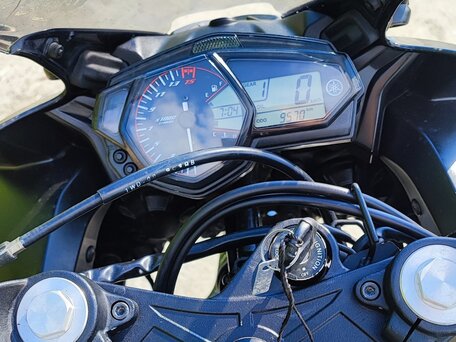 2021 Yamaha YZF-R25, чёрный, 399000 рублей, вид 2