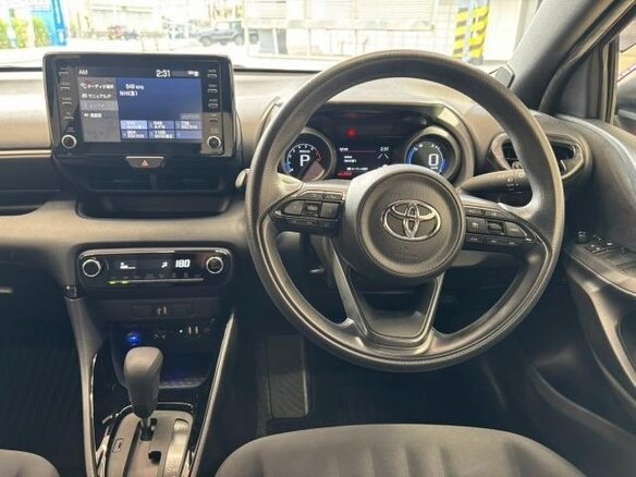 2022 Toyota Yaris IV, красный, 1014000 рублей - вид 14