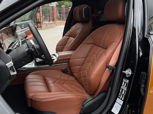 2024 BMW 7 серии 740i xDrive VII (G70), чёрный, 13500000 рублей - вид 6