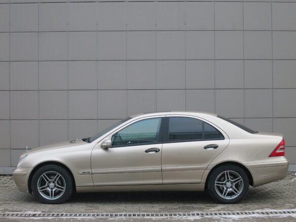2004 Mercedes-Benz C-Класс 240 II (W203) Рестайлинг, бежевый - вид 1