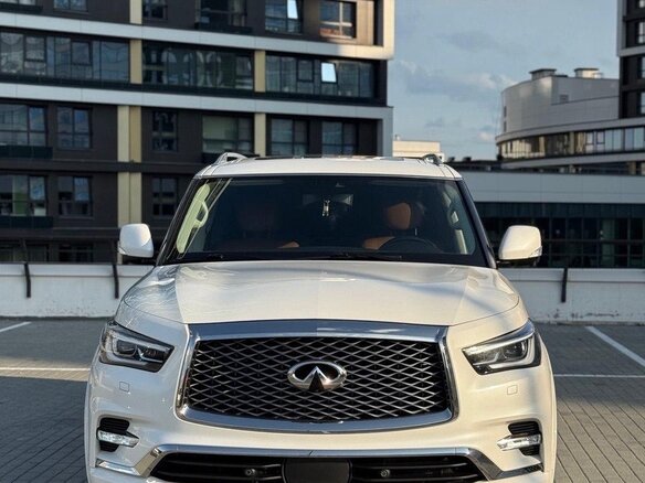 2021 Infiniti QX80 I Рестайлинг 3, белый, 6500000 рублей - вид 1