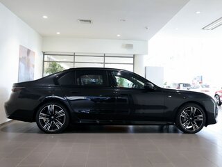 2023 BMW 7 серии 740d xDrive VII (G70), чёрный, 11817000 рублей, вид 4