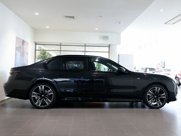 2023 BMW 7 серии 740d xDrive VII (G70), чёрный, 11223000 рублей - вид 4