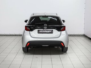 2020 Toyota Yaris IV, серый, 1229000 рублей, вид 4