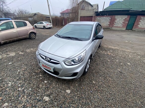 2013 Hyundai Accent IV, серебристый, 750000 рублей
