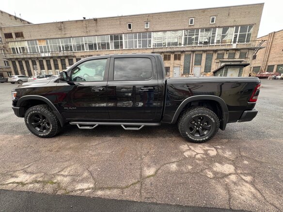 2023 Ram 1500 Quad Cab eTorque V, чёрный, 9150000 рублей - вид 7