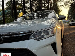 2017 Toyota Camry VII (XV50) Рестайлинг 2, белый, 2360000 рублей, вид 3
