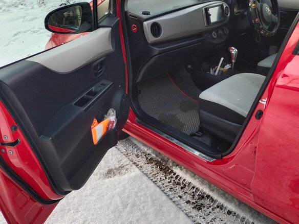 2011 Toyota Vitz III (XP130), красный, 650000 рублей - вид 11