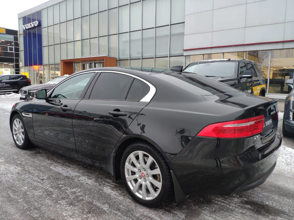 2016 Jaguar XE EcoBoost I, чёрный - вид 4